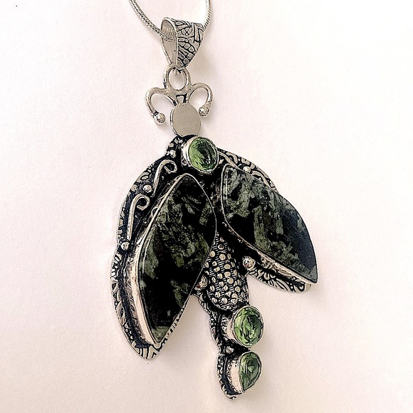 Beautiful, 2 inch,Meteorite Jasper and Peridot pendant on silver chain - Picture 3 of 4